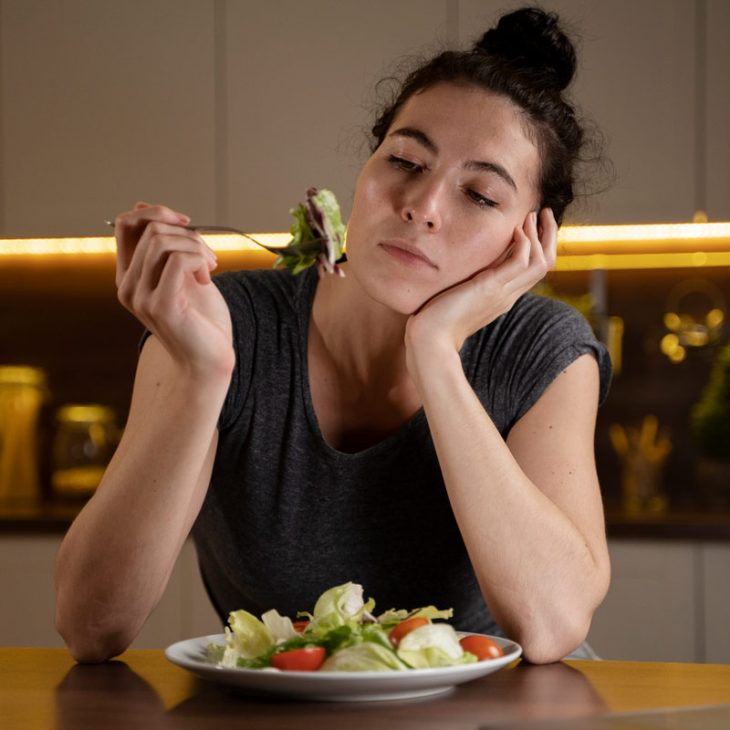 Lo que el cuerpo intenta decirte: señales físicas de una relación disfuncional con la comida