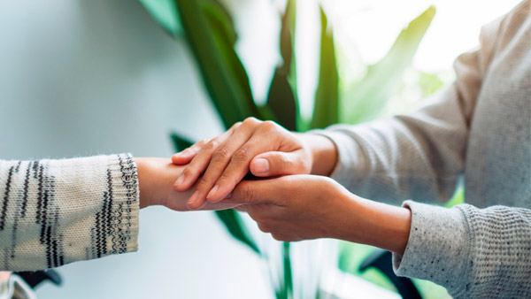 Dos personas cogidas de la mano: acompañamiento en trastornos de la conducta alimentaria